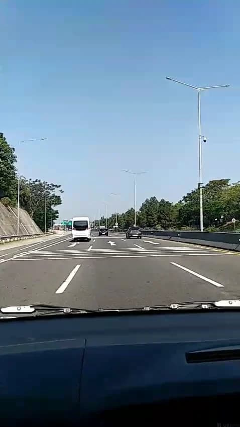 Pemandangan jalan dari dalam mobil pada dokumentasi ROS